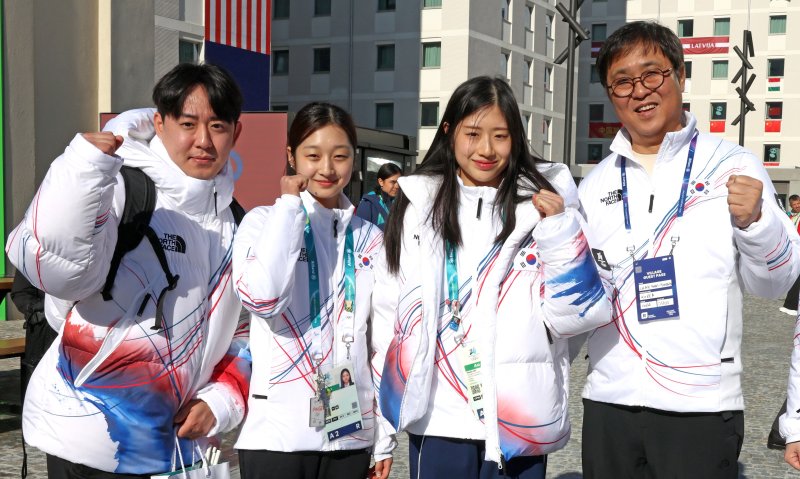 최휘영 문화체육관광부 장관이 2026 밀라노-코르티나담페초 동계올림픽 개막을 하루 앞둔 5일(현지시간) 이탈리아 밀라노 올림픽빌리지 선수촌을 방문해 선수들을 격려하고 있다. (문화체육관광부 제공. 재판매 및 DB 금지) 2026.2.6/뉴스1