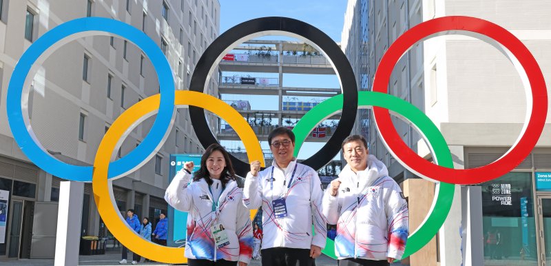 최휘영 문화체육관광부 장관이 2026 밀라노-코르티나담페초 동계올림픽 개막을 하루 앞둔 5일(현지시간) 이탈리아 밀라노 올림픽빌리지 선수촌을 방문해 이수경 선수단장, 김택수 선수촌장과 함께 대한민국 선수단의 선전을 다짐하며 파이팅을 외치고 있다. (문화체육관광부 제공. 재판매 및 DB 금지) 2026.2.6/뉴스1