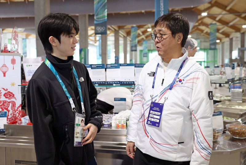 최휘영 문화체육관광부 장관이 2026 밀라노-코르티나담페초 동계올림픽 개막을 하루 앞둔 5일(현지시간) 이탈리아 밀라노 올림픽빌리지 선수촌을 방문해 피겨 차준환을 격려하고 있다. (문화체육관광부 제공. 재판매 및 DB 금지) 2026.2.6/뉴스1