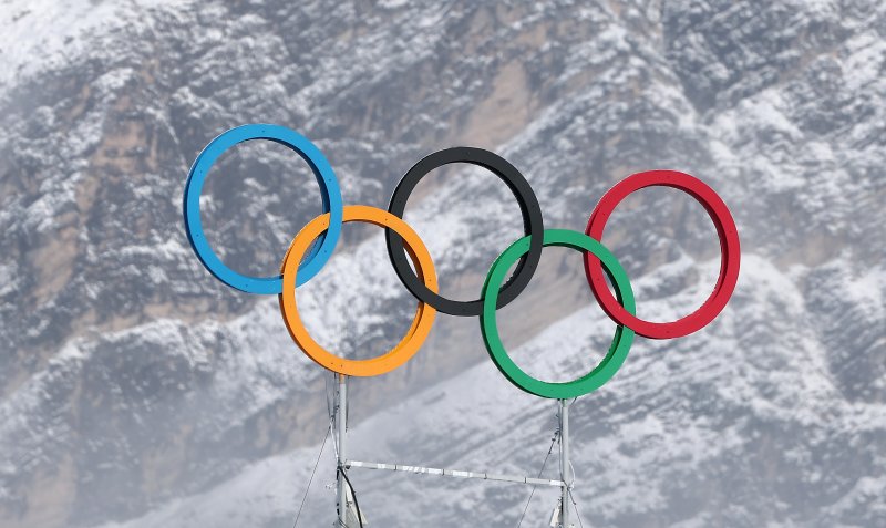 2026 밀라노·코르티나 동계올림픽 개막을 하루 앞둔 5일(현지시간) 이탈리아 코르티나담페초 컬링 올림픽 스타디움에 설치된 올림픽 오륜기 뒤로 설산이 장관을 이루고 있다. 2026.2.5/뉴스1 ⓒ News1 김성진 기자