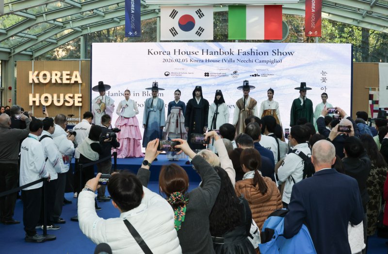 5일(현지시간) 이탈리아 밀라노 빌라 네키 캄필리오(Villa Necchi Campiglio)에 마련된 코리아하우스에서 한복 패션쇼가 열리고 있다. 코리아하우스는 2026 밀라노·코르티나담페초 동계올림픽 기간 동안 스포츠 외교와 K-컬처 홍보의 장으로 활용된다. 2026.2.6/뉴스1 ⓒ News1 김진환 기자