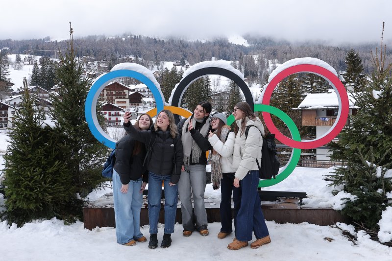 2026 밀라노·코르티나 동계올림픽 개막을 하루 앞둔 5일(현지시간) 이탈리아 코르티나담페초 광장에 설치된 올림픽 오륜기에서 관광객들이 사진촬영을 하고 있다. 2026.2.5/뉴스1 ⓒ News1 김성진 기자