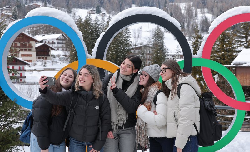 2026 밀라노·코르티나 동계올림픽 개막을 하루 앞둔 5일(현지시간) 이탈리아 코르티나담페초 광장에 설치된 올림픽 오륜기에서 관광객들이 사진촬영을 하고 있다. 2026.2.5/뉴스1 ⓒ News1 김성진 기자