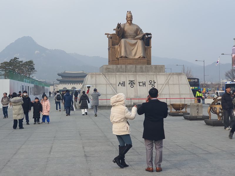 지난 5일 서울 종로구 광화문광장 세종대왕 동상 앞을 시민과 관광객들이 오가고 있다. 오는 3월 방탄소년단(BTS)은 광화문 광장 일대에서 컴백 공연을 펼친다. 사진=최승한 기자