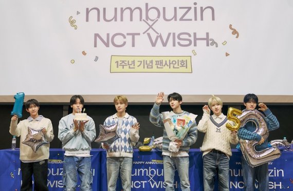 <넘버즈인과 함께 인터뷰 진행 중인 NCT WISH / 출처 : 넘버즈인 >