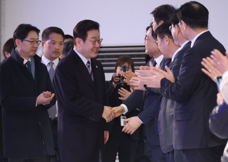 이재명 대통령이 6일 경남 거제시 견내량 인근에서 열린 남부내륙철도 착공식에 입장하며 참석자들과 악수하고 있다. 연합뉴스