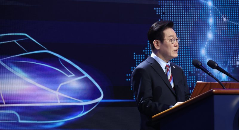 이재명 대통령이 6일 경남 거제시 견내량 인근에서 열린 남부내륙철도 착공식에서 기념사를 하고 있다. 연합뉴스