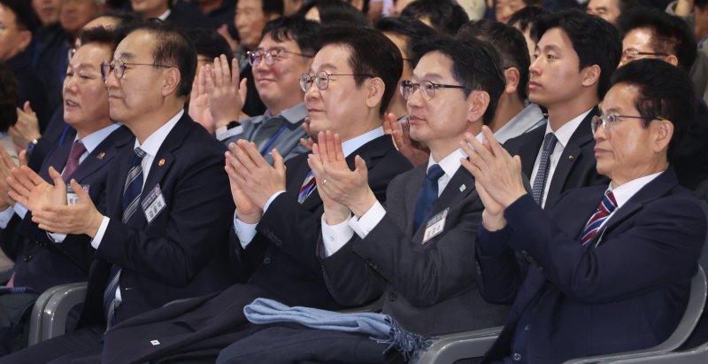 이재명 대통령이 6일 경남 거제시 견내량 인근에서 열린 남부내륙철도 착공식에서 이성해 국가철도공단이사장과 직원들의 안전시공 선언문 낭독이 끝난 뒤 박수치고 있다. 연합뉴스
