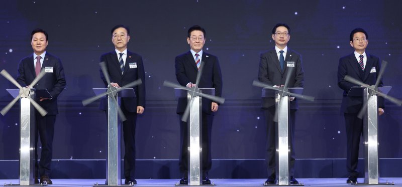 이재명 대통령이 6일 경남 거제시 견내량 인근에서 열린 남부내륙철도 착공식에서 기념 세리머니를 하고 있다. 왼쪽부터 박완수 경남도지사, 김윤덕 국토부 장관, 이재명 대통령, 김경수 지방시대위원장, 이철우 경북도지사. 연합뉴스