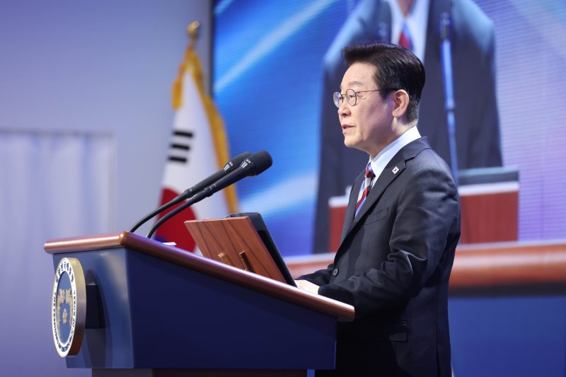 이재명 대통령이 6일 경남 거제시 견내량 인근에서 열린 남부내륙철도 착공식에서 기념사를 하고 있다. 연합뉴스