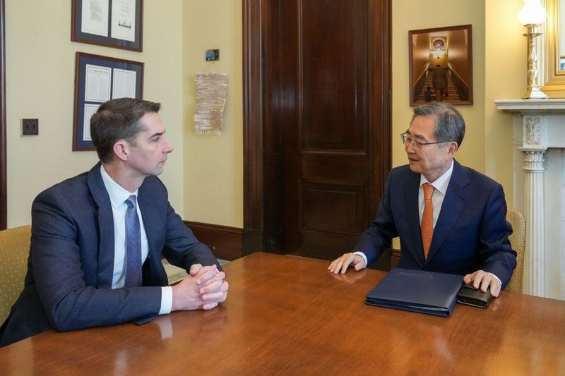 조현 외교부 장관이 지난 4일(현지시간) 미국 워싱턴DC에서 톰 코튼 상원 정보위원장(공화, 아칸소)과 면담하고 있다. 외교부 제공