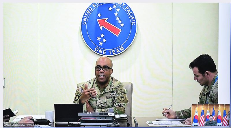 육군참모총장과 클라크 미국 태평양육군사령관이 화상회의를 하고 있다.(오른쪽 하단 작은 사진은 육군참모총장이 계룡대에서 화상회의를 하는 장면). 육군 제공