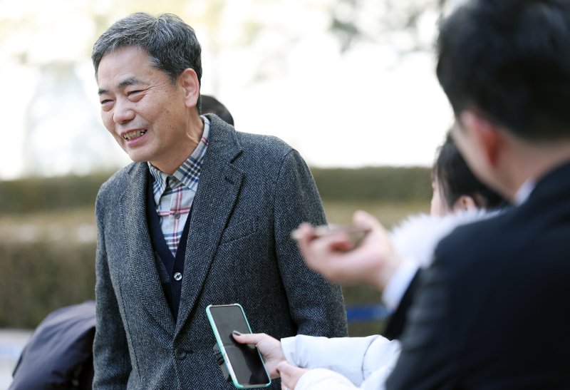 [서울=뉴시스] 김선웅 기자 = 곽상도 전 국민의힘 의원이 6일 서울 서초구 서울중앙지법에서 열린 범죄수익은닉규제법 위반 혐의 1심 선고공판에서 공소 기각을 선고받은 뒤 법정을 나서며 입장을 말하고 있다. (공동취재) 2026.02.06. photo@newsis.com