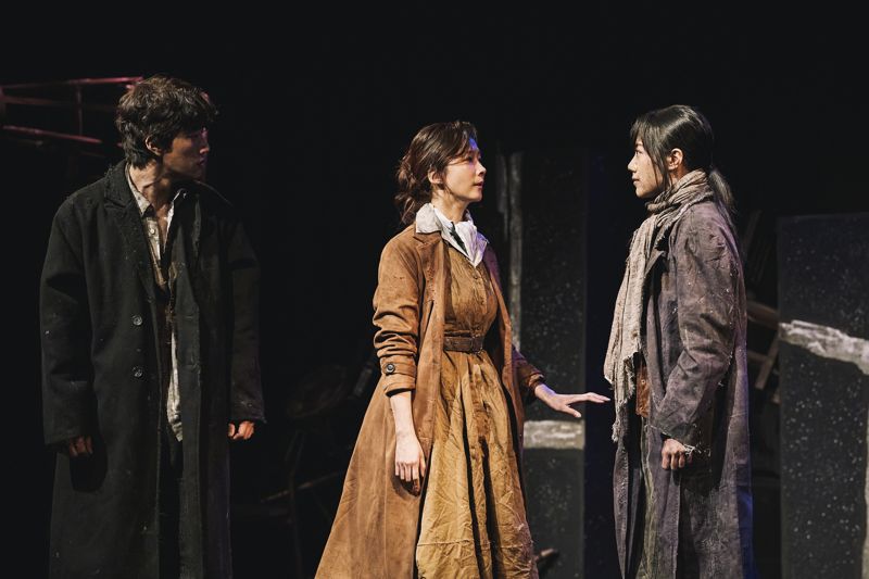 연극 '정의의 사람들' 공연 사진 /사진=(주)더블케이엔터테인먼트 제공