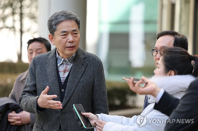 취재진 앞에서 입장 밝히는 곽상도 전 의원 (출처=연합뉴스)