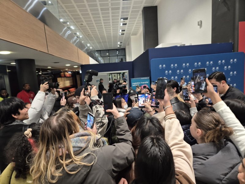 이탈리아 팬들에게 둘러싸인 성훈 (출처=연합뉴스)