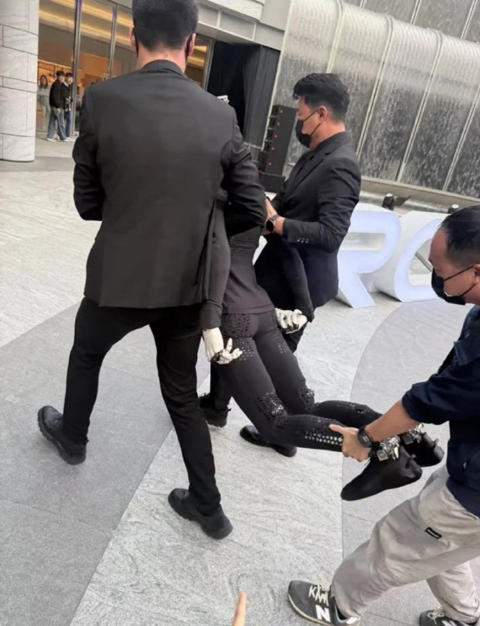 끌려나가는 샤오펑의 로봇 아이언 (출처=연합뉴스)