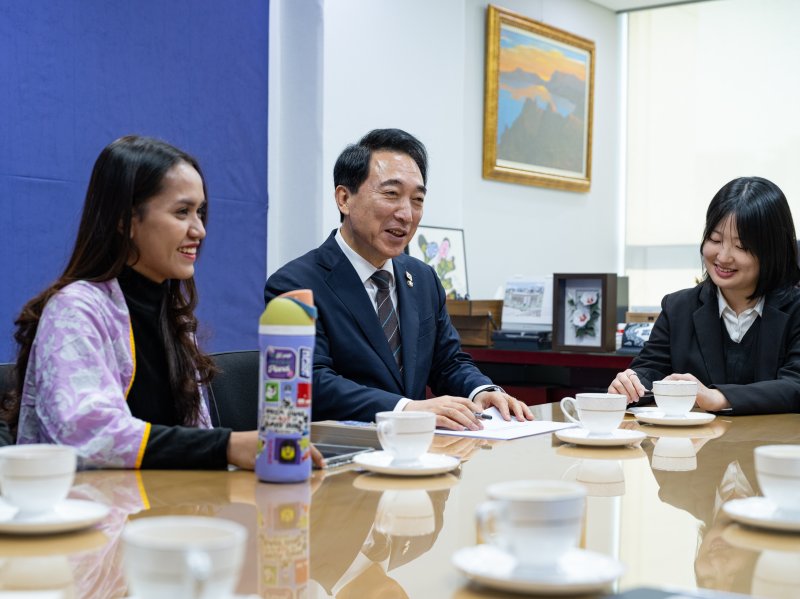 응원봉 대신 '기후 행동' 들었다…국회 문턱 넘은 K-팝 팬덤의 진격