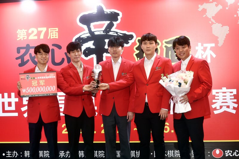 농심배 우승을 축하하는 한국 선수단의 안성준 9단, 이지현 9단, 신진서 9단, 박정환 9단, 홍민표 국가대표 감독(왼쪽부터). (한국기원 제공)