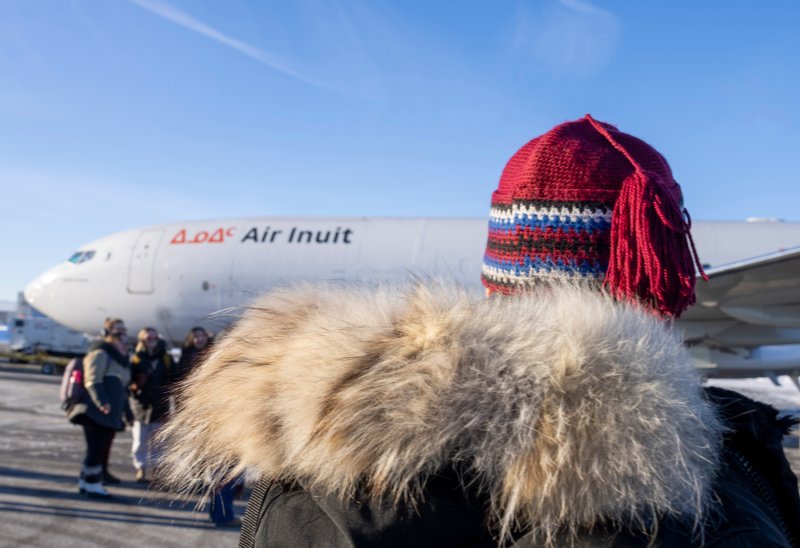 지난 5일 캐나다 몬트리올에서 탑승객들이 그린란드 수도 누크로 향하는 이누이트항공 탑승을 준비하고 있다. 캐나다와 프랑스가 덴마크의 반자치령 그린란드에 대한 미국의 통제권 확보 노력에 대응, 6일 그린란드 수도 누크에 영사관을 개설할 계획이다. 이는 북대서양조약기구(나토) 동맹국 덴마크와 그린란드에 대한 지지를 표명하기 위한 것이다. AP·뉴시스