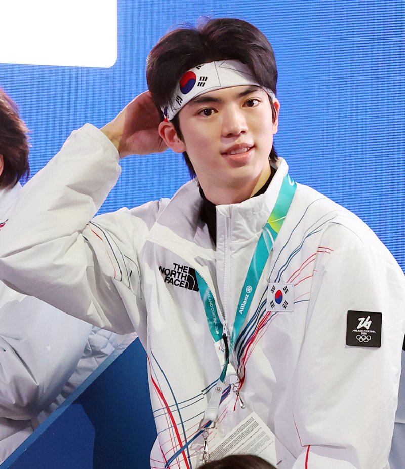 차준환이 6일(현지시간) 이탈리아 밀라노 아이스 스케이팅 아레나에서 열린 2026 밀라노·코르티나담페초 동계올림픽 피겨 스케이팅 팀 이벤트(단체전) 권예와 임해나의 아이스댄스(리듬댄스) 경기 응원을 하고 있다. 뉴스1