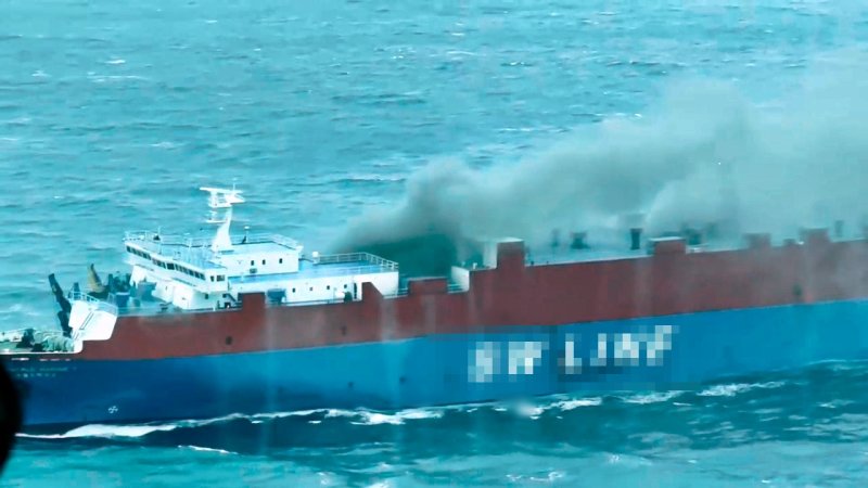 [제주=뉴시스] 6일 제주 해상에서 화물선 내 차량 화재가 발생해 해경이 수습에 나서고 있다. (사진=제주지방해양경찰청 제공) 2026.02.06. photo@newsis.com *재판매 및 DB 금지