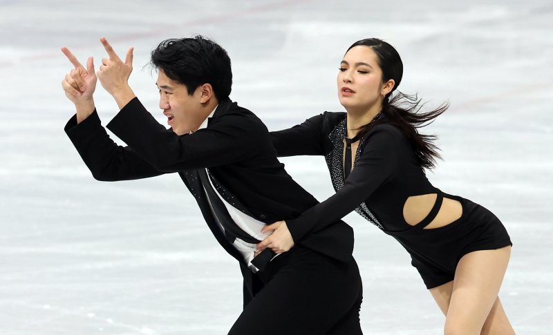 권예와 임해나가 6일(현지시간) 이탈리아 밀라노 아이스 스케이팅 아레나에서 열린 2026 밀라노·코르티나담페초 동계올림픽 피겨스케이팅 팀 이벤트(단체전) 아이스댄스(리듬댄스)에 참가해 연기를 펼치고 있다. 2026.2.6 / ⓒ 뉴스1 김진환 기자