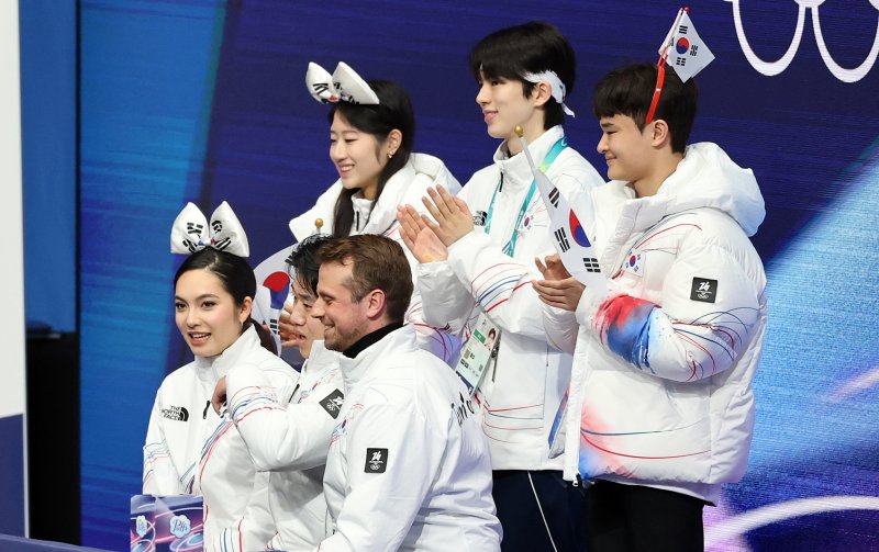 권예와 임해나가 6일(현지시간) 이탈리아 밀라노 아이스 스케이팅 아레나에서 열린 2026 밀라노·코르티나담페초 동계올림픽 피겨스케이팅 팀 이벤트(단체전) 아이스댄스(리듬댄스)에 참가해 연기를 마친 뒤 차준환, 이해인, 김현겸의 응원을 받고 있다. 2026.2.6 / ⓒ 뉴스1 김진환 기자