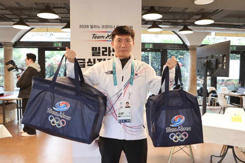 (밀라노=뉴스1) 김성진 기자 = 대한체육회가 2026 밀라노·코르티나담페초 동계 올림픽에 출전하는 대한민국 선수단을 위해 현지 급식지원센터를 운영한다고 밝힌 6일(한국시간) 밀라노 급식지원센터를 방문한 유승민 대한체육회장이 선수단에 나가는 첫 도시락 제작 과정에 직접 참여한 뒤 도시락이 든 배송가방을 들어 보이고 있다. 급식지원센터는 대회 개막일인 이날부터 폐막일인 22일까지 17일간 이탈리아 밀라노·코르티나·리비뇨 3개 지역에서 운영된다. (대한체육회 제공. 재판매 및 DB 금지) 2026.2.6/뉴스1 /사진=뉴스1화상
