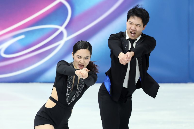 권예와 임해나가 6일(현지시간) 이탈리아 밀라노 아이스 스케이팅 아레나에서 열린 2026 밀라노·코르티나담페초 동계올림픽 피겨스케이팅 팀 이벤트(단체전) 아이스댄스(리듬댄스)에 참가해 연기를 펼치고 있다. 2026.2.6 / ⓒ 뉴스1 김진환 기자