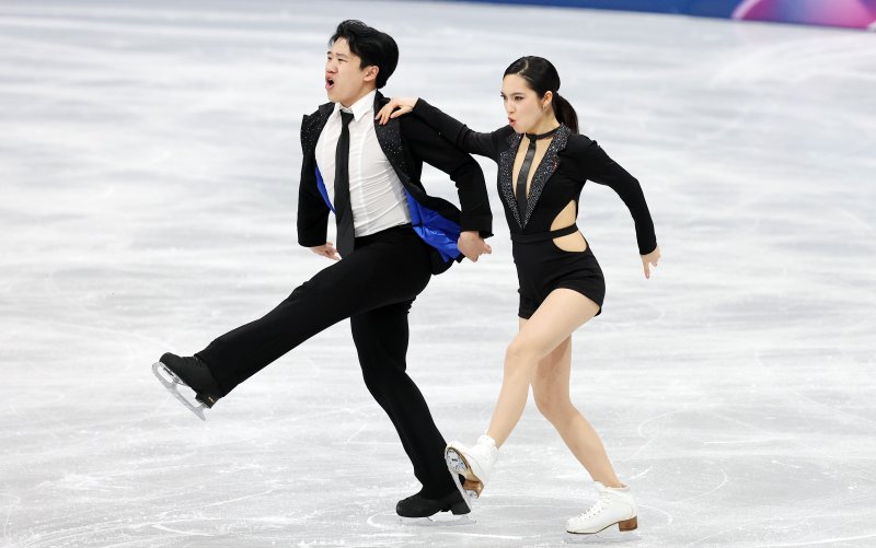 권예와 임해나가 6일(현지시간) 이탈리아 밀라노 아이스 스케이팅 아레나에서 열린 2026 밀라노·코르티나담페초 동계올림픽 피겨스케이팅 팀 이벤트(단체전) 아이스댄스(리듬댄스)에 참가해 연기를 펼치고 있다. 2026.2.6 ⓒ 뉴스1 김진환 기자