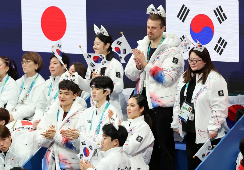 차준환과 이해인, 김현겸 등 선수들이 6일(현지시간) 이탈리아 밀라노 아이스 스케이팅 아레나에서 열린 2026 밀라노·코르티나담페초 동계올림픽 피겨 스케이팅 팀 이벤트(단체전) 여자 싱글 쇼트프로그램 신지아의 연기가 끝난 뒤 기립 박수를 치고 있다. 2026.2.6 ⓒ 뉴스1 김진환 기자