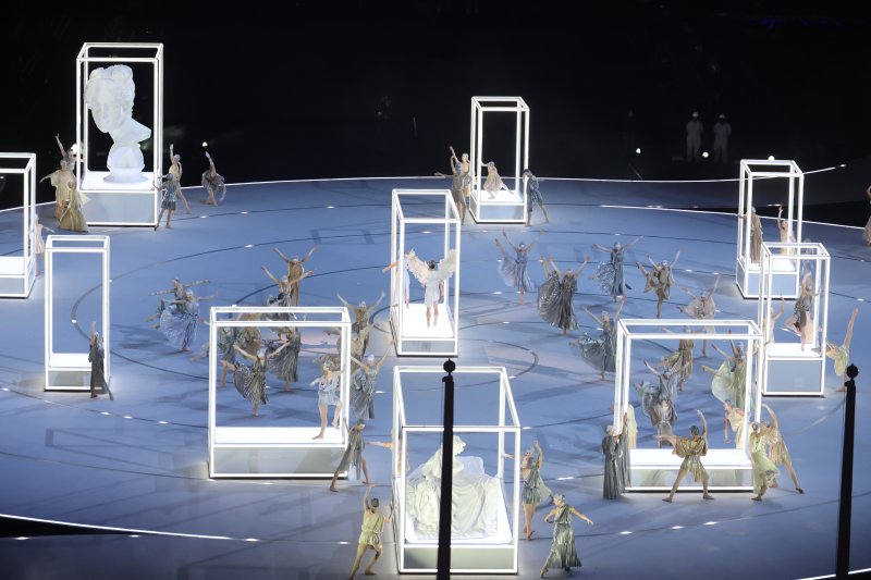 6일 오후(현지시간) 이탈리아 밀라노 산시로 올림픽 스타디움에서 열린 2026 밀라노·코르티나담페초 동계올림픽대회 개회식에서 '이탈리아의 조화 : 아름다움'을 주제로 공연이 펼쳐지고 있다. 2026.2.7 ⓒ 뉴스1 김진환 기자