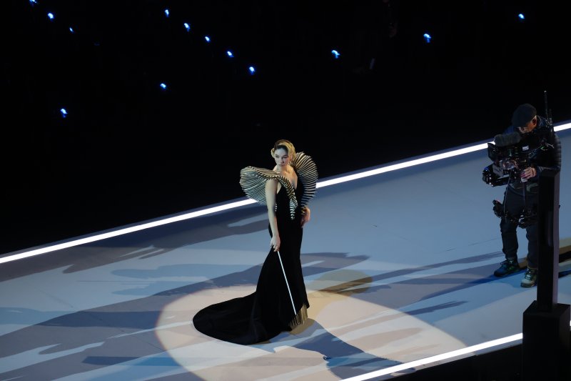 6일 오후(현지시간) 이탈리아 밀라노 산시로 올림픽 스타디움에서 열린 2026 밀라노·코르티나담페초 동계올림픽대회 개회식에서 '이탈리아의 조화 : 판타지아'를 주제로 공연이 펼쳐지고 있다. 2026.2.7 ⓒ 뉴스1 김진환 기자