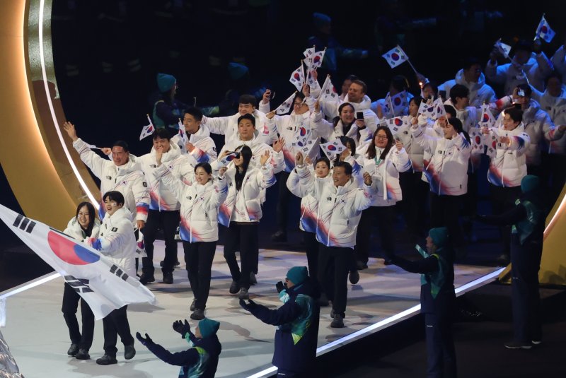한국 선수단이 2026 밀라노·코르티나담페초 동계 올림픽 개막식에서 입장하고 있다.ⓒ 뉴스1 김진환 기자