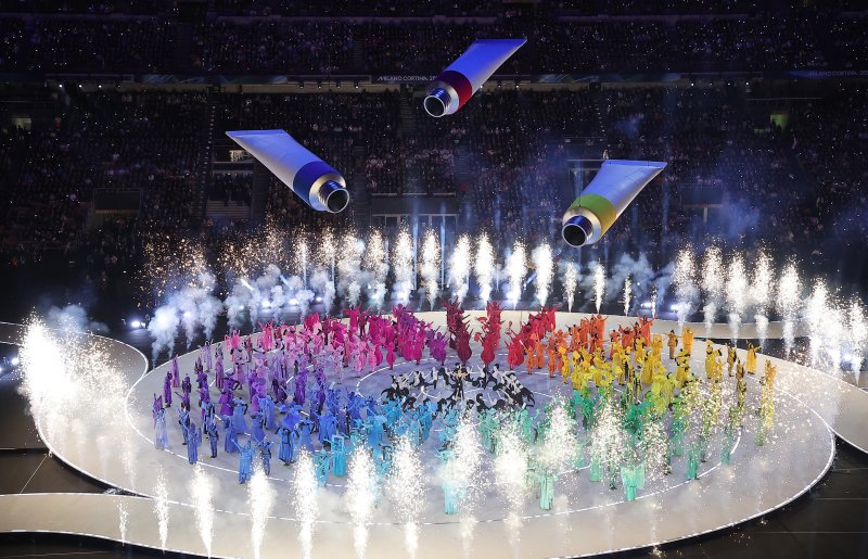 6일 오후(현지시간) 이탈리아 밀라노 산시로 올림픽 스타디움에서 열린 2026 밀라노·코르티나담페초 동계올림픽대회 개회식에서 '이탈리아의 조화 : 판타지아'를 주제로 공연이 펼쳐지고 있다. 2026.2.7 ⓒ 뉴스1 김성진 기자