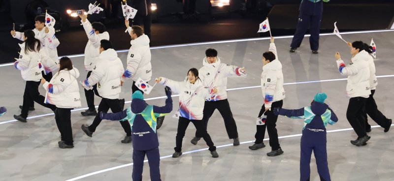6일(현지시간) 이탈리아 밀라노 산시로 스타디움에서 열린 2026 밀라노-코르티나담페초 동계올림픽 개회식. 대한민국 선수단이 22번째로 입장하고 있다.뉴스1