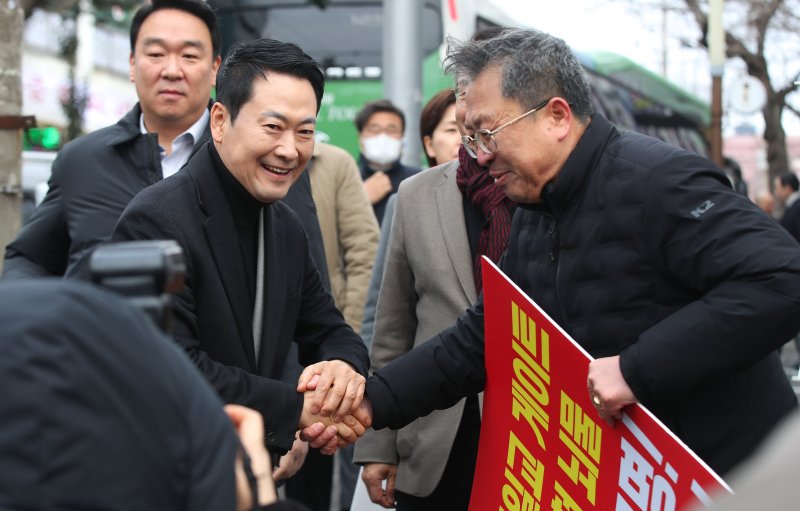 [서귀포=뉴시스] 우장호 기자 = 장동혁 국민의힘 대표가 6일 오전 제주 서귀포시 표선면의 한 거리에서 통일교의 정치권 금품로비 의혹과 관련한 특검법 입법을 요구하는 이른바 '쌍특검 촉구 피켓시위' 지지자를 찾아 격려하고 있다. 2026.02.06. woo1223@newsis.com