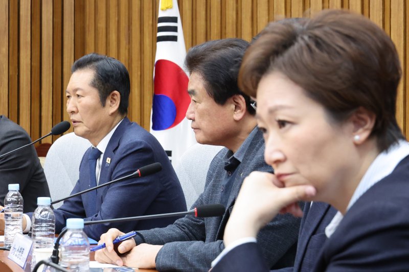 정청래 더불어민주당 대표가 지난 6일 서울 여의도 국회에서 열린 조국혁신당과의 합당 관련 3선의원 간담회에서 인사말을 하고 있다. 2026.2.6 / ⓒ 뉴스1 신웅수 기자