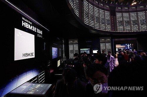 SK 전시관 AI 데이터 센터 살펴보는 관람객 (출처=연합뉴스)