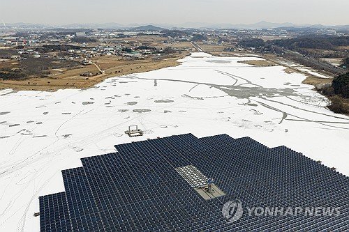 얼어붙은 저수지 속 수상태양광발전소 (출처=연합뉴스)