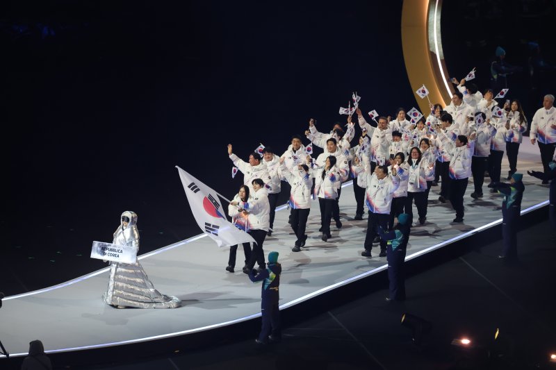 대한민국 선수단 기수 차준환(피겨 스케이팅)과 박지우(스피드 스케이팅)가 6일 오후(현지시간) 이탈리아 밀라노 산시로 올림픽 스타디움에서 열린 2026 밀라노·코르티나담페초 동계올림픽대회 개회식에서 선수단을 이끌고 입장하고 있다. 뉴스1