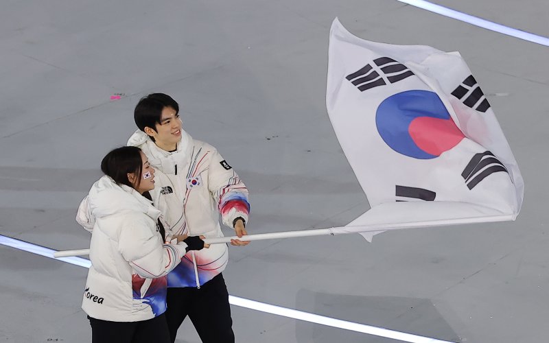 대한민국 선수단 기수 차준환(피겨 스케이팅)과 박지우(스피드 스케이팅)가 6일 오후(현지시간) 이탈리아 밀라노 산시로 올림픽 스타디움에서 열린 2026 밀라노·코르티나담페초 동계올림픽대회 개회식에서 선수단을 이끌고 입장하고 있다. 뉴스1