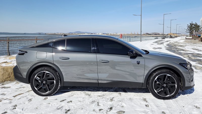 푸조 408 스마트 하이브리드 ⓒ 뉴스1 박기범 기자