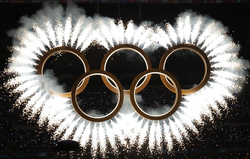 6일 오후(현지시간) 밀라노 산시로 올림픽 스타디움에서 열린 2026 밀라노·코르티나담페초 동계올림픽대회 개회식에서 두 도시의 결합을 상징하는 '도시와 산'을 주제로 공연 중 오륜기 로고 형태 조형물에서 불꽃이 터지고 있다. 2026.2.7 ⓒ 뉴스1 김성진 기자