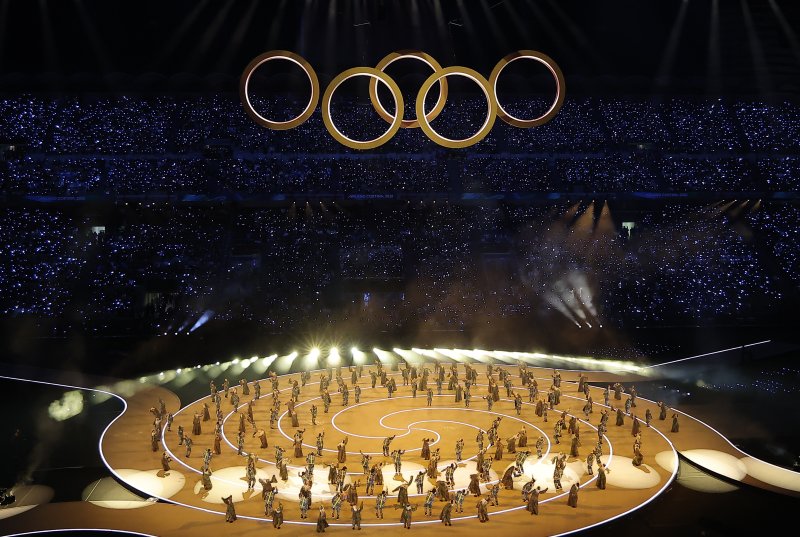 6일 오후(현지시간) 밀라노 산시로 올림픽 스타디움에서 열린 2026 밀라노·코르티나담페초 동계올림픽대회 개회식에서 두 도시의 결합을 상징하는 '도시와 산'을 주제로 공연 중 오륜기 로고 형태 조형물이 등장하고 있다. 2026.2.7 ⓒ 뉴스1 김성진 기자