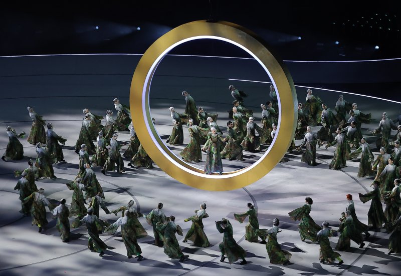 6일 오후(현지시간) 밀라노 산시로 올림픽 스타디움에서 열린 2026 밀라노·코르티나담페초 동계올림픽대회 개회식에서 두 도시의 결합을 상징하는 '도시와 산'을 주제로 공연이 펼쳐지고 있다. 2026.2.7 ⓒ 뉴스1 김성진 기자