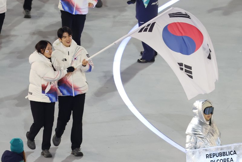 대한민국 선수단 기수 차준환(피겨 스케이팅)과 박지우(스피드 스케이팅)가 6일 오후(현지시간) 이탈리아 밀라노 산시로 올림픽 스타디움에서 열린 2026 밀라노·코르티나담페초 동계올림픽대회 개회식에서 선수단을 이끌고 입장하고 있다. 2026.2.7 ⓒ 뉴스1 김진환 기자