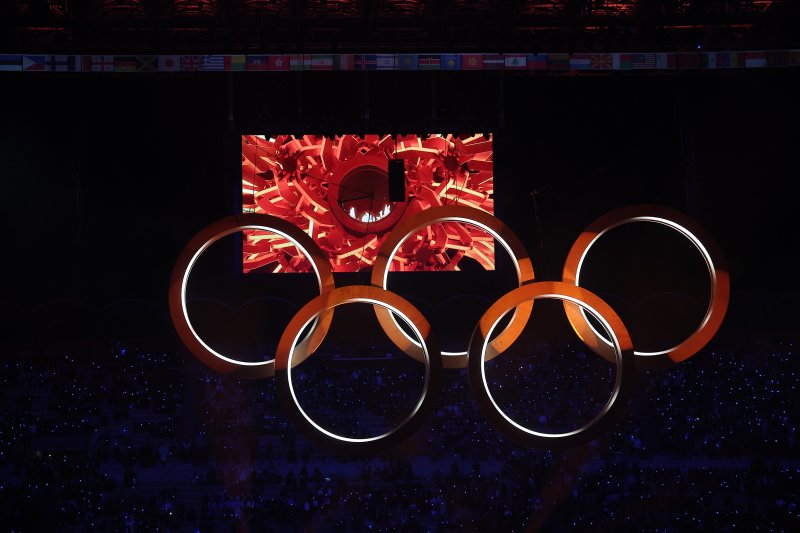 이탈리아 알파인 스킨 레전드 데보라 콤파뇨니, 엘베르토 톰바가 6일 오후(현지시간) 이탈리아 밀라노 산시로 올림픽 스타디움에서 열린 2026 밀라노·코르티나담페초 동계올림픽대회 개회식에서 성화를 점화하고 있다. 2026.2.7 ⓒ 뉴스1 김성진 기자