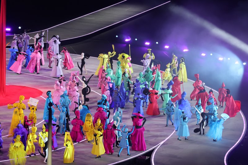 6일 오후(현지시간) 이탈리아 밀라노 산시로 올림픽 스타디움에서 열린 2026 밀라노·코르티나담페초 동계올림픽대회 개회식에서 '이탈리아의 조화 : 판타지아'를 주제로 공연이 펼쳐지고 있다. 2026.2.7 ⓒ 뉴스1 김진환 기자